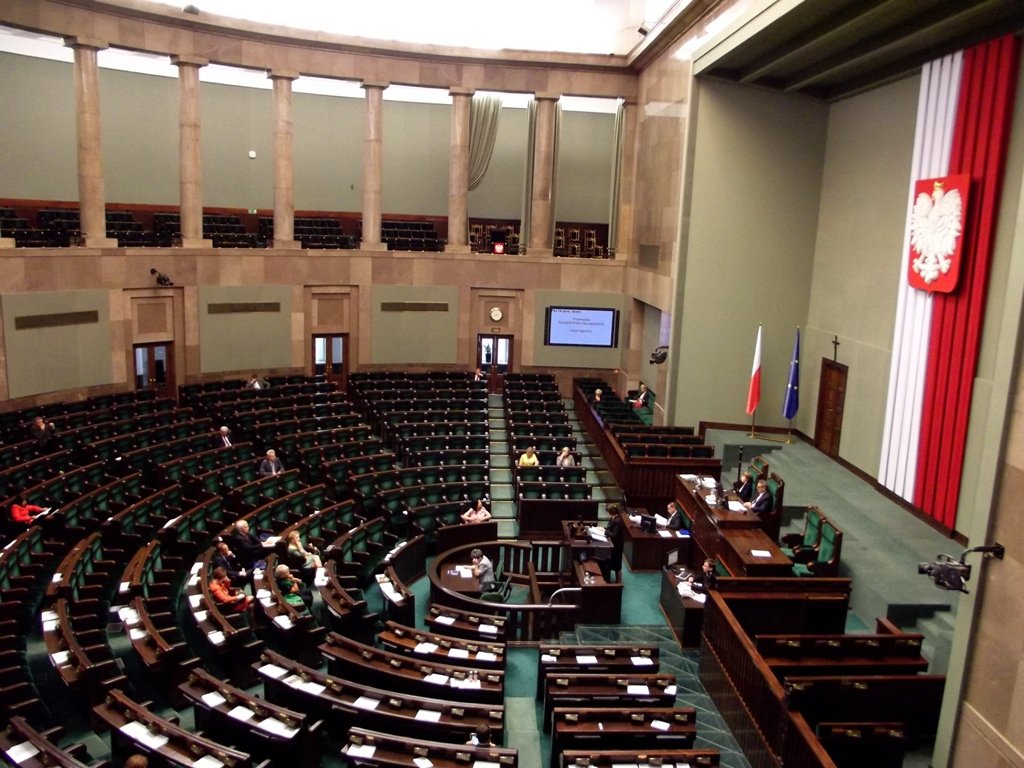 Posiedzenie Sejmu RP: serce procesu legislacyjnego — trzy czytania, prace w komisjach i głosowania, w których rodzą się ustawy. · źródło: Piotr Drabik, Wikimedia Commons, CC BY 2.0