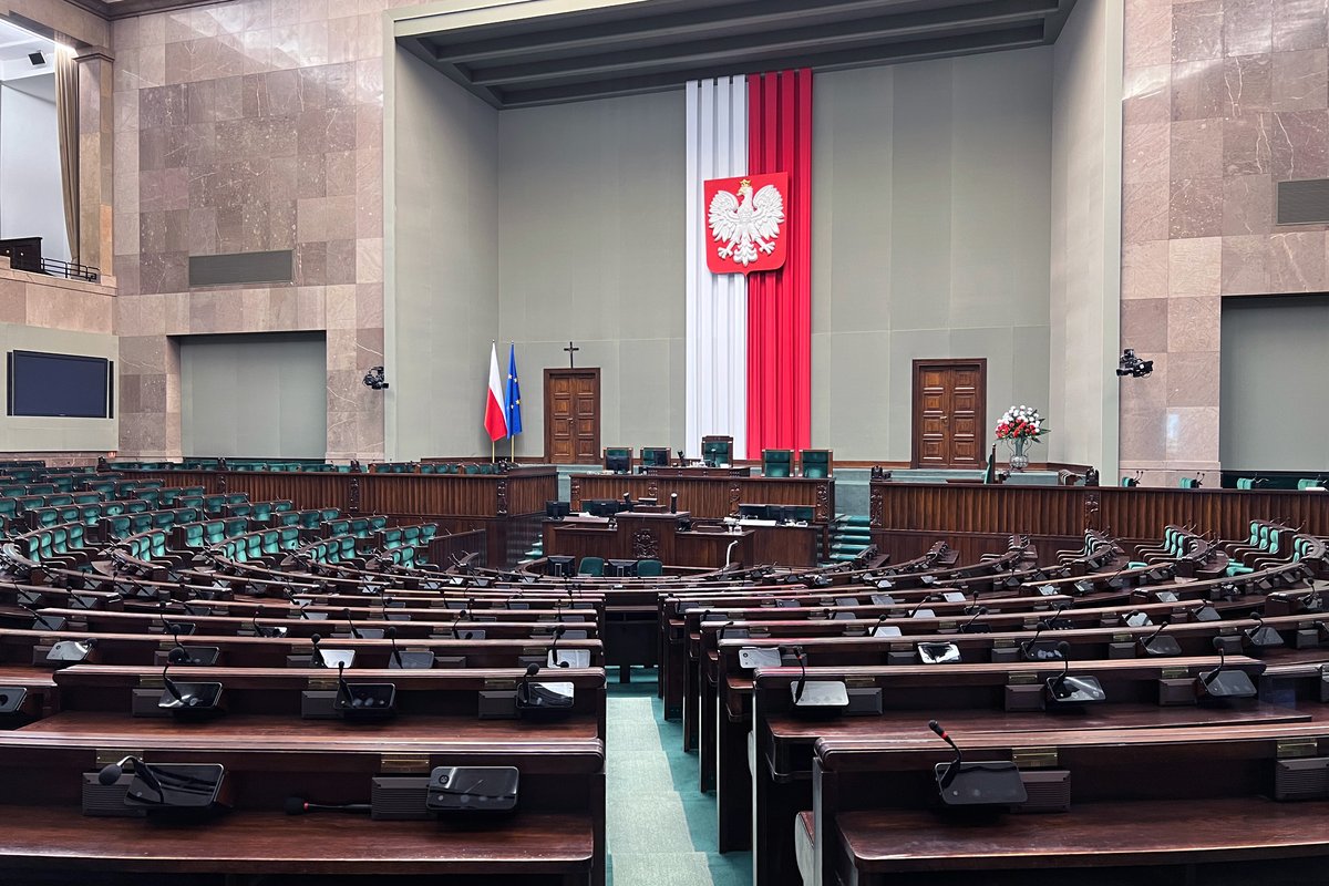 Sala Posiedzeń Sejmu RP: arena polskiego systemu partyjnego po 1989 r. — wielopartyjnego, w którym rządy niemal zawsze opierają się na koalicjach. · źródło: Andrzej Barabasz, Wikimedia Commons, CC BY-SA 4.0