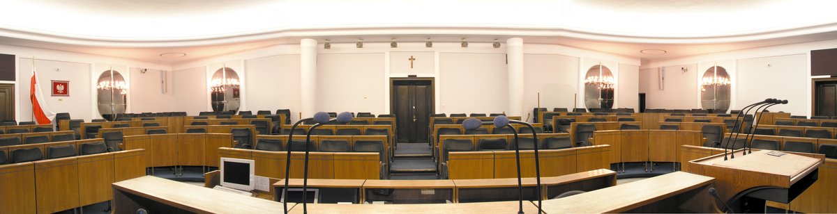 Sala obrad Senatu RP: izba wyższa (100 senatorów z jednomandatowych okręgów) — „izba refleksji", która poprawia i opóźnia ustawy, lecz nie może zablokować woli Sejmu. · źródło: Sławomir Kaczorek, Wikimedia Commons, CC BY-SA 3.0 PL