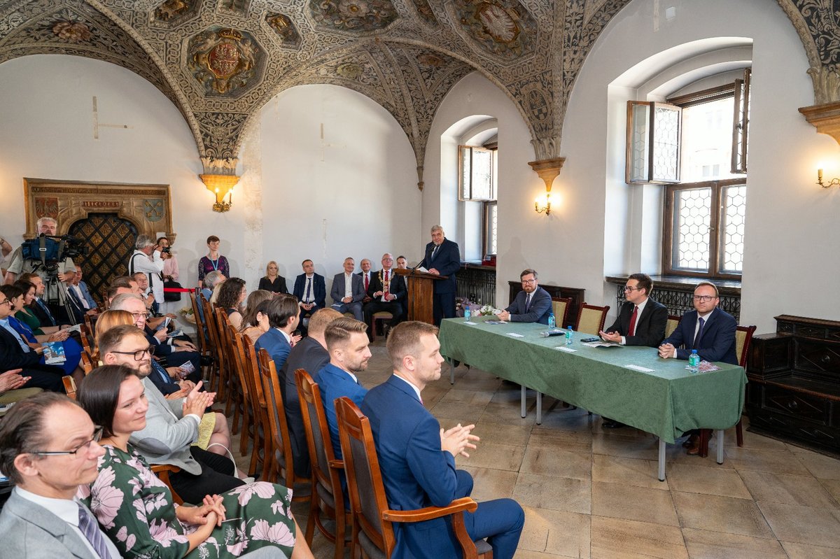 Uroczysta sesja Rady Miasta Poznania (2024): radni wybrani przez mieszkańców to najważniejsza forma partycypacji przedstawicielskiej na poziomie lokalnym. · źródło: Djasiewicz, Wikimedia Commons, CC0