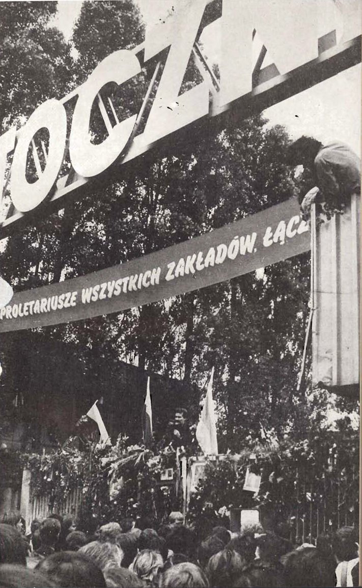 Brama Stoczni Gdańskiej, sierpień 1980 (Lech Wałęsa i strajkujący): „Solidarność" to wzorcowy przykład oddolnej samoorganizacji obywatelskiej w obronie wspólnych celów. · źródło: autor nieznany, Wikimedia Commons, domena publiczna