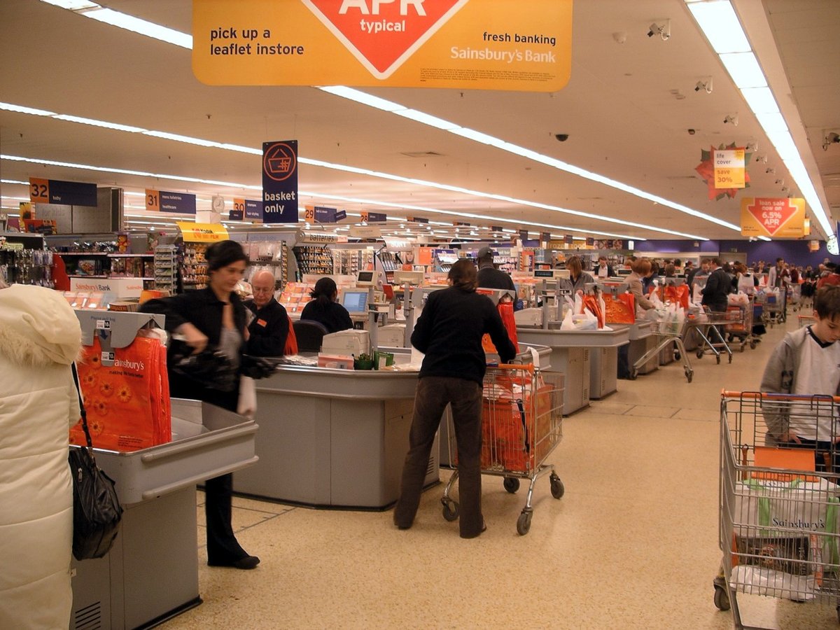Kasa w supermarkecie: prawo konsumenckie chroni kupującego — m.in. rękojmia i gwarancja oraz prawo zwrotu towaru kupionego na odległość. · źródło: Velela, Wikimedia Commons, CC BY-SA 3.0