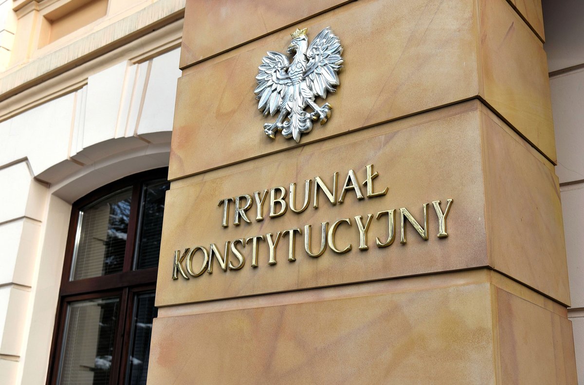 Wejście do Trybunału Konstytucyjnego: TK to „strażnik Konstytucji" — bada zgodność ustaw z ustawą zasadniczą; nie należy do sądów powszechnych. · źródło: Adrian Grycuk, Wikimedia Commons, CC BY-SA 3.0 PL